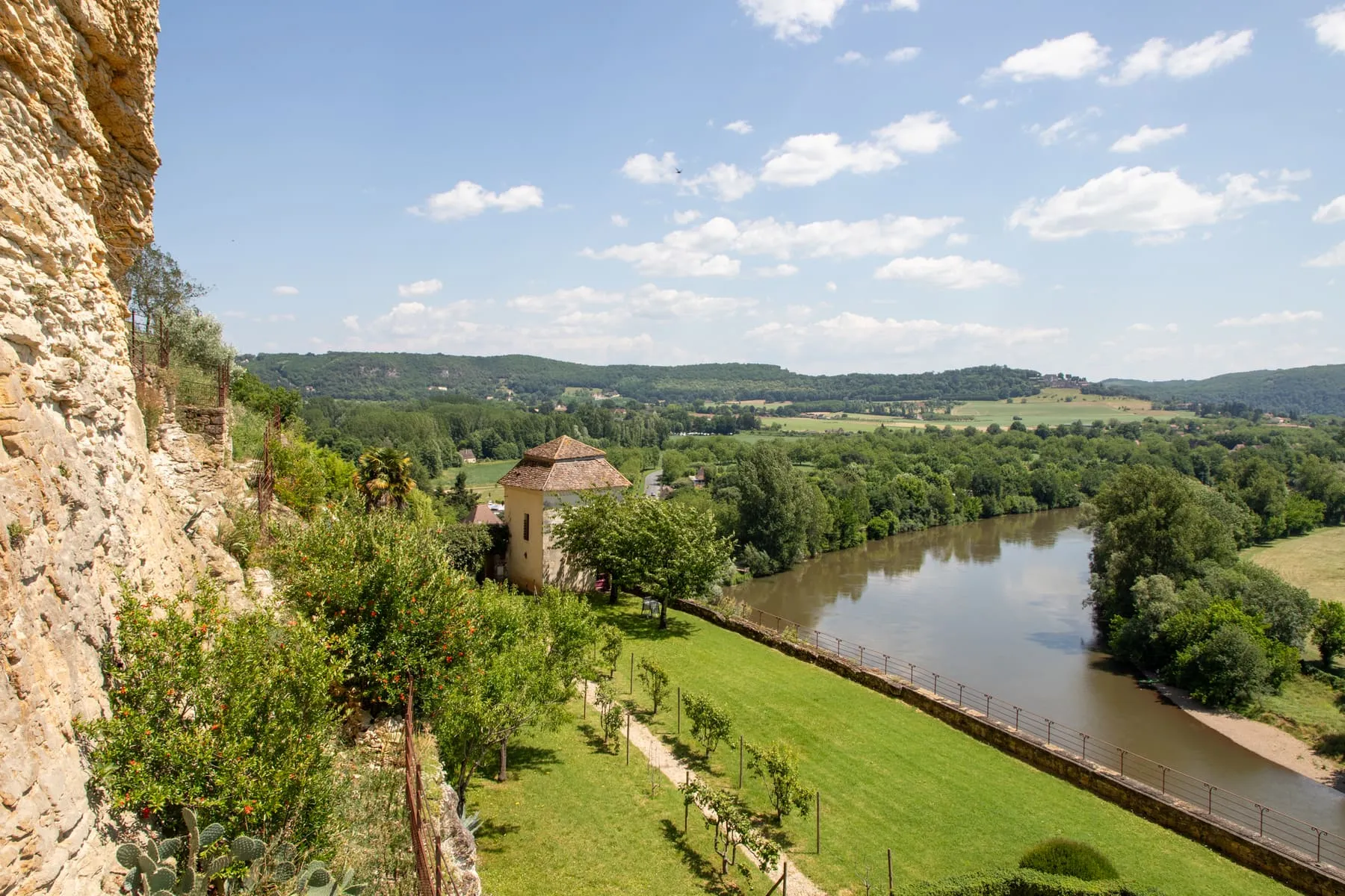 La vallée à ses pieds